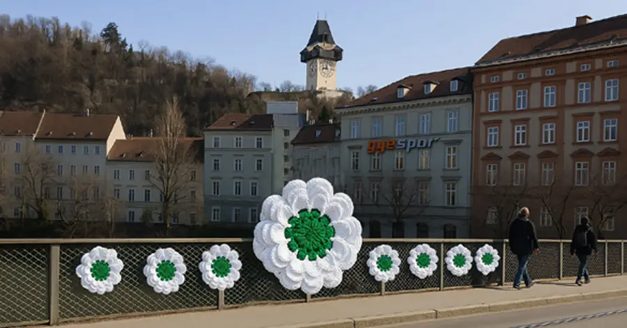 30 Jahre Genozid von Srebrenica: Zentrale Gedenkveranstaltung zum Internationalen Gedenktag und Eröffnung des temporären Denkmals